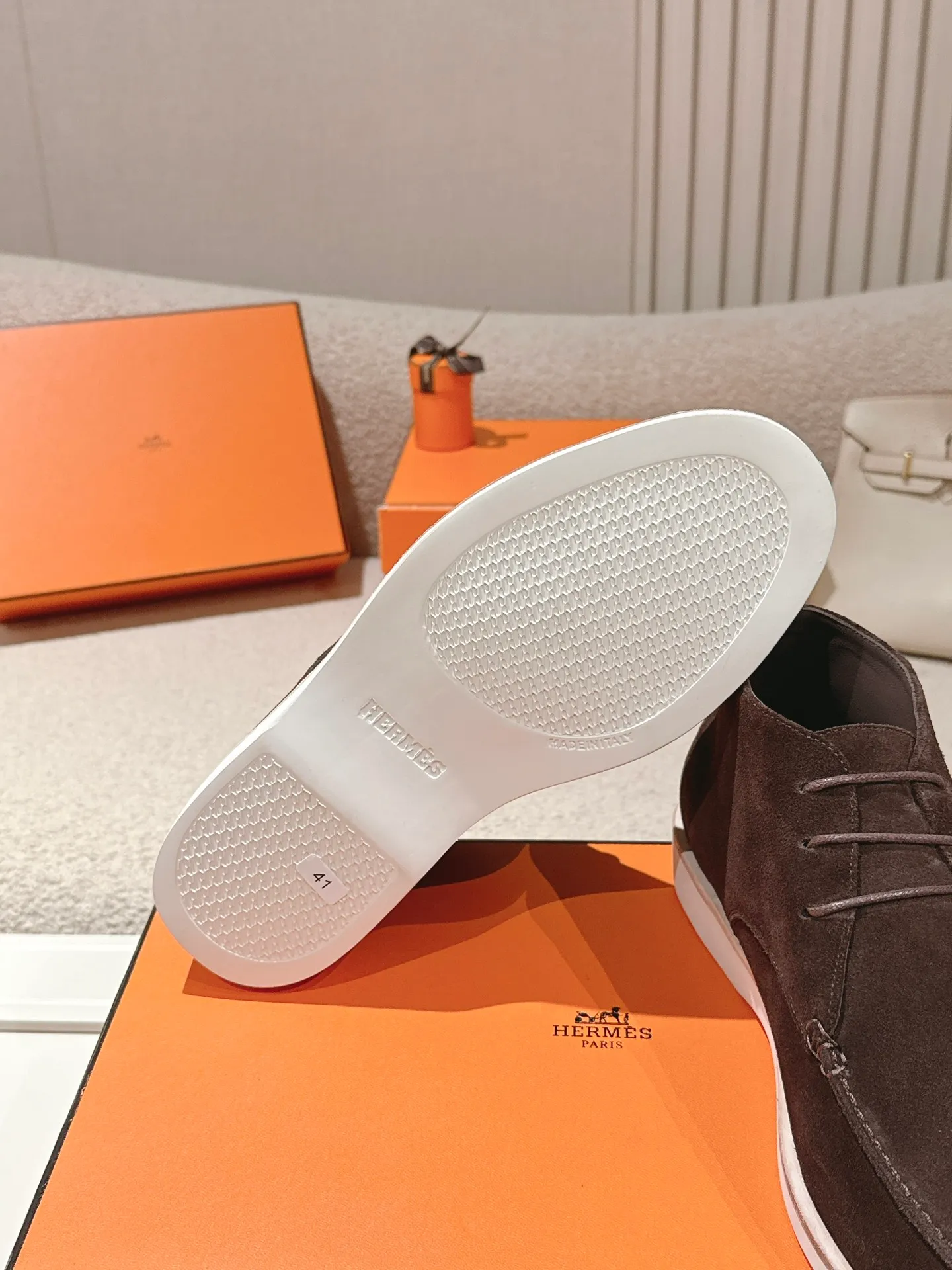 Men's Men's Shoes 660💰 Hermes men's size #26ss calfskin derby shoes, decorated with signature "H Diamant" details for a stylish and casual style. Fabric: Cow suede Lining: Mixed sheep lining Outsole: Genuine leather welt + original TPU Bottom thickness: 3CM Code number: 39-45 (customized at 46.47)